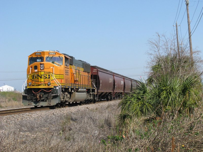 Die BNSF Lok 9965 (SD70MAC) schiebt einen Gterzug nach. Aufgenommen am 24.2.2008 in Galveston (Texas).