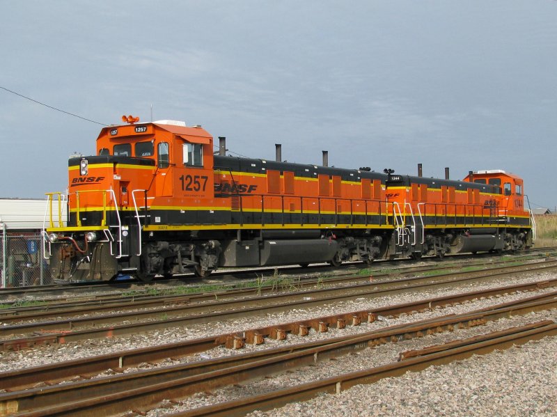 Die BNSF Loks 1257 und 1244 sind am 2.2.2008 in Galveston (Texas) abgestellt.
