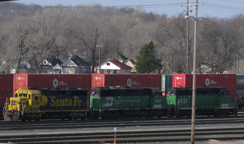 Die BNSF Loks 2514 (GP35), 3122 und 2821 (GP39M) am 2.3.2008 in Kansas City.