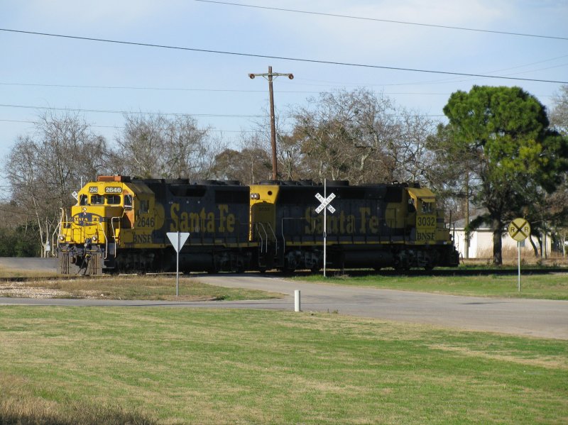 Die BNSF Loks 2646 und 3032 berqueren gerade einen unbeschrankten Bahnbergang. Aufgenommen am 10.1.2008 in Sealy (bei Houston, Texas). 