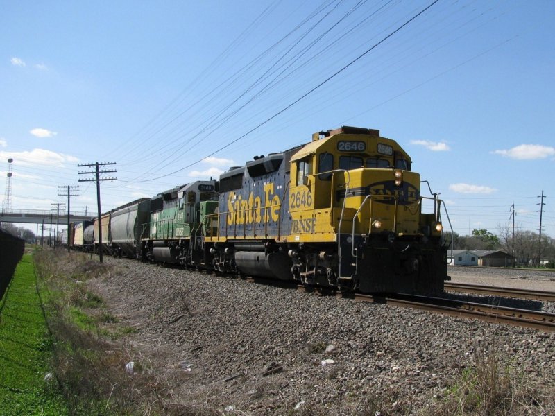 Die BNSF Loks 2646 (GP35, trgt Santa Fe Lackierung) und 3184 (GP50, trgt Burlington Northern Lackierung) mit einem Gterzug am 5.3.2008 in Rosenberg (bei Houston, Texas).