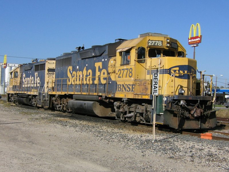 Die BNSF Loks 2778 und 2512 tragen beide noch die Santa Fe Lackierung. Aufgenommen am 28.10.2007 sdwestlich von Houston (Texas).