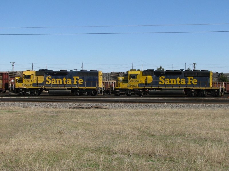 Die BNSF Loks 2781 und 6935 sind am 6.2.2008 in Somerville (Texas) abgestellt. Beide Loks tragen noch die Santa Fe Lackierung.