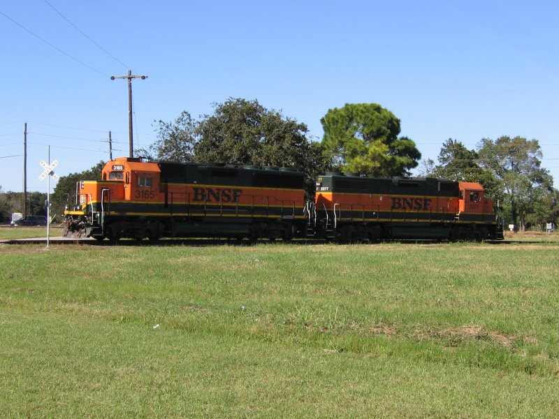 Die BNSF Loks 3165 und 2277 sind am 23.10.2007 in Sealy (westlich von Houston, Texas) abgesellt.