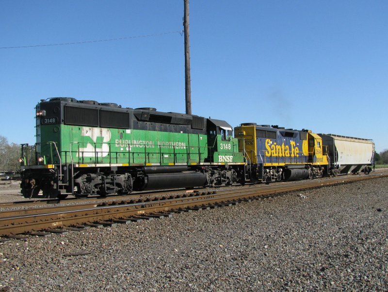 Die BNSF Loks 3184 (GP50, trgt Burlington Northern  Lackierung) und 2646 (GP35, trgt Santa Fe Lackierung) rangieren mit einem Gterwagen am 27.2.2008 in Sealy (bei Houston, Texas).