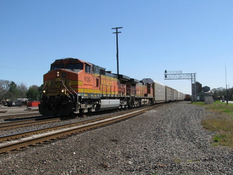 Die BNSF Loks 4124 und 4545 (beide Dash 9) mit einem Gterzug am 27.2.2008 in Sealy (bei Houston, Texas). Bei den ersten Wagen des Zuges handelt es sich um Autotransportwagen.