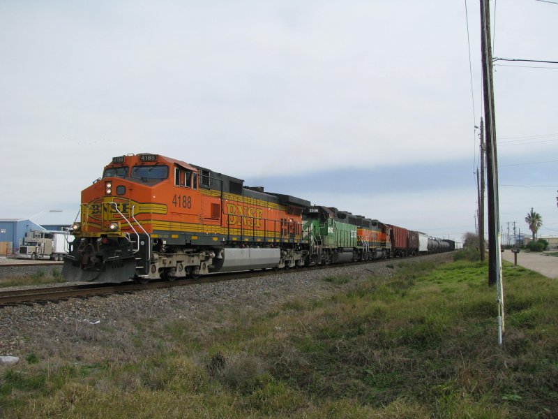 Die BNSF Loks 4188, 2336 (mit grner BN Lackierung) und 2346 mit einem Gterzug am 26.1.2008 in Galveston (Texas).