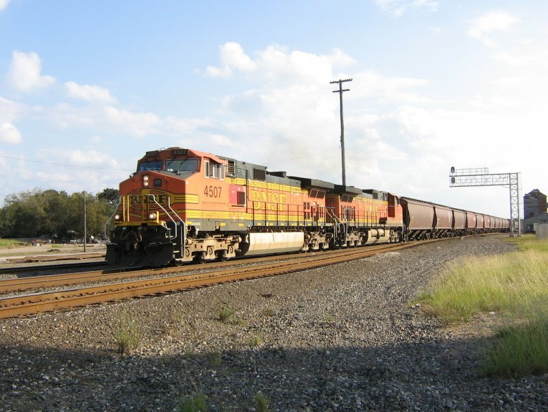 Die BNSF Loks 4507 und 5451 bespannen am 13.11.2007 einen Gterzug, aufgenommen in Sealy (bei Houston, Texas).