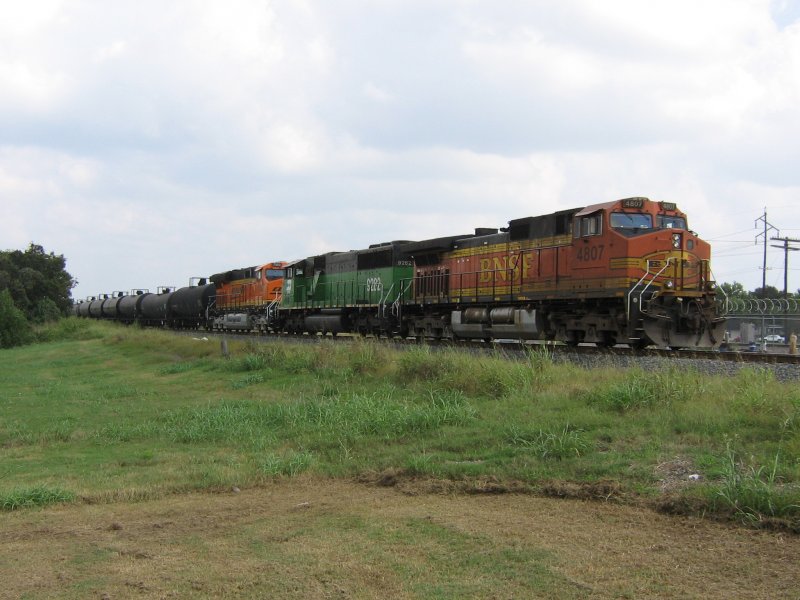 Die BNSF Loks 4807, 9282 und 7553 am 18.10.2007 vor einem Gterzug in Rosenberg (bei Houston, Texas)