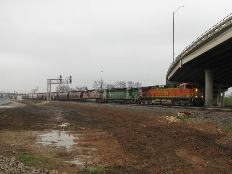 Die BNSF Loks 4884 (Dash 9), 6704 (SD40-2, mit Burlington Northern Lackierung) und 873 (Dash 9, mit Santa Fe Lackierung) ziehen am 15.2.2008 einen Gterzug. Aufgenommen bei starken Regen in Houston (Texas).