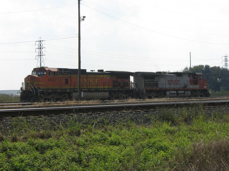 Die BNSF Loks 4937 und 712 (trgt noch die Santa Fe Lackierung) sind am 3.11.2007 auf einem Rangierbahnhof in Houston abgestellt.