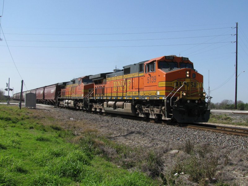 Die BNSF Loks 5139 und 4665 (beide Dash 9) mit einem Gterzug am 24.2.2008 in Galveston (Texas). Am Zugschluss schob noch eine BNSF Lok nach.