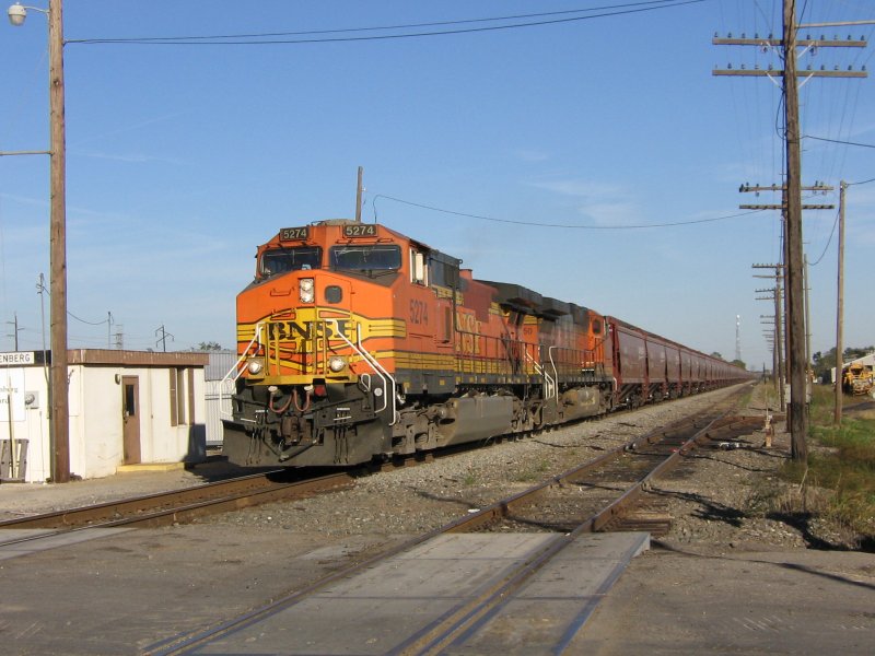 Die BNSF Loks 5274 und 5150 bespannen am 15.11.2007 einen Gterzug. Aufgenommen in Rosenberg (bei Houston, Texas).