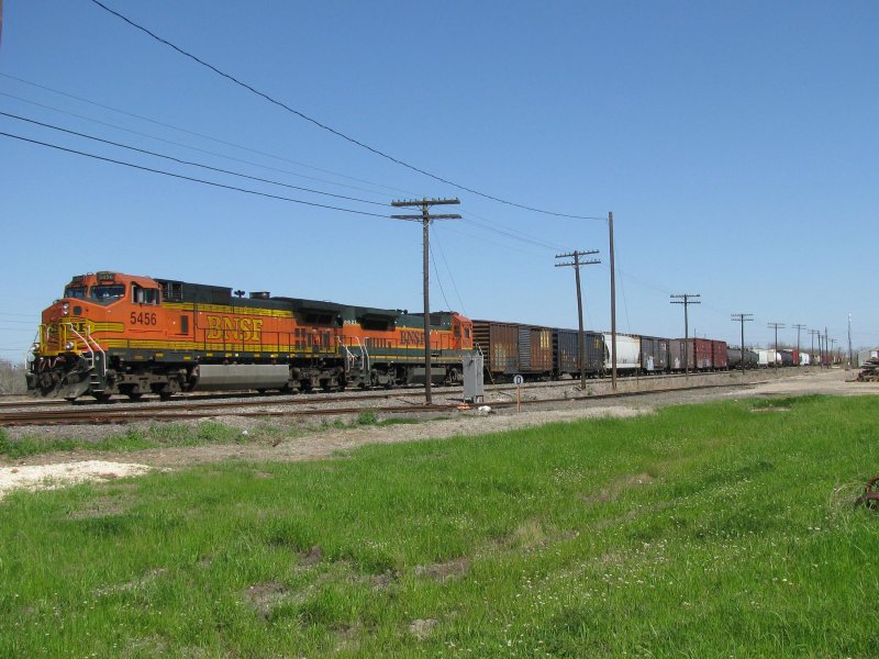 Die BNSF Loks 5456 (Dash 9) und 8629 (B40-8) mit Gterzug am 5.3.2008 in Rosenberg (bei Houston, Texas).