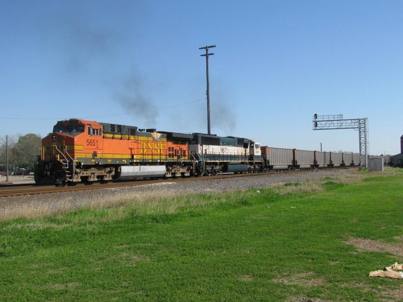 Die BNSF Loks 5651 (Dash 9) und 9671 (SD70MAC) schieben einen schweren und langen Ganzzug aus Kohlewagen nach. Aufgenommen am 11.3.2008 in Sealy.