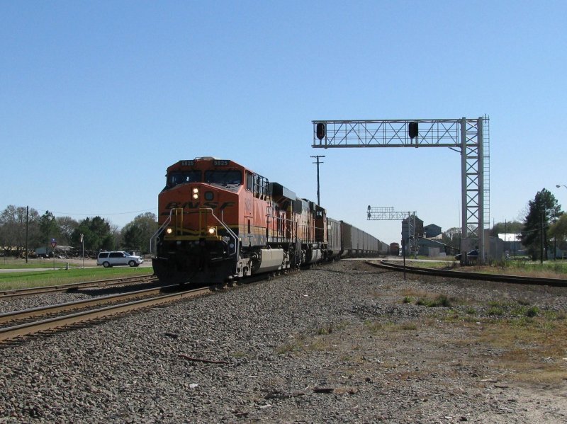 Die BNSF Loks 5825 (Dash 9) und 9876 (SD70MAC) bespannen einen leeren Kohlezug. Aufgenommen am 27.2.2008 in Sealy (bei Houston, Texas).