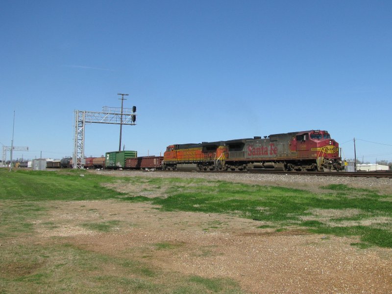 Die BNSF Loks 660 (Dash 9, trgt Santa Fe Lackierung) und 4319 (Dash 9) mit einem Gterzug am 27.2.2008 in Sealy (bei Houston, Texas).