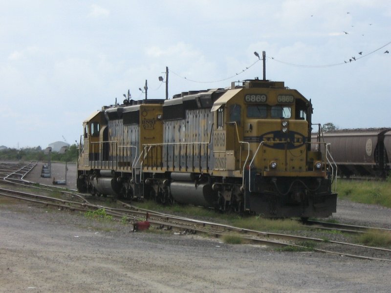Die BNSF Loks 6869 und 6337 tragen beide noch die gelbschwarze Santa Fe Lackierung sowie die Santa Fe Beschriftung. Aufgenommen am 15.10.2007 in Galveston (Texas).