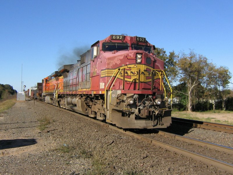 Die BNSF Loks 692 (trgt noch die Santa Fe Lackierung, die in schlechtem Zustand ist) und 5164 mit einem Gterzug am 3.12.2007 in Sealy (bei Houston, Texas).
