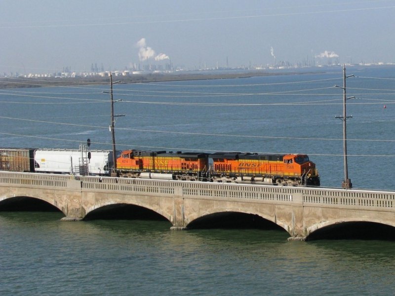 Die BNSF Loks 7568 und 4014 (Dash 9) berqueren mit einem Gterzug die Brcke zwischen dem Festland und der Insel Galveston (Texas). Aufgenommen am 9.2.2008.