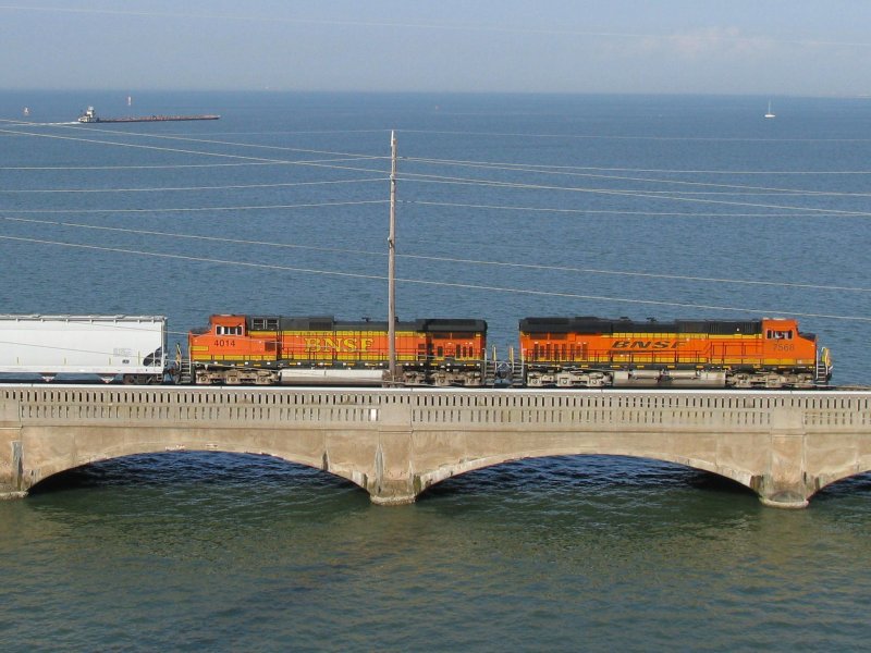 Die BNSF Loks 7568 und 4014 (beide Dash 9) mit einem Gterzug am 9.2.2008 bei Galveston (Texas).