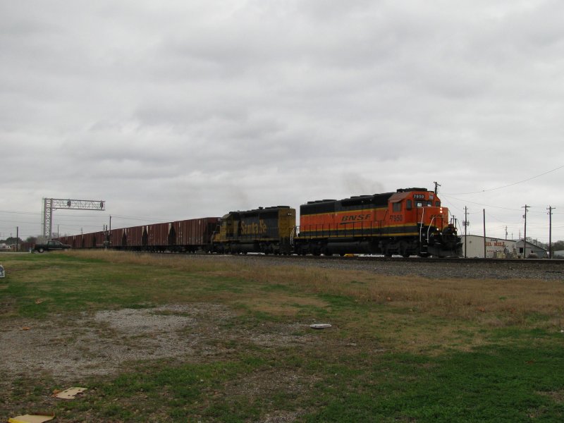 Die BNSF Loks 7950 und 6737 (mit Santa Fe Lackierung) mit einem Gterzug am 28.1.2008 in Sealy (bei Houston, Texas).