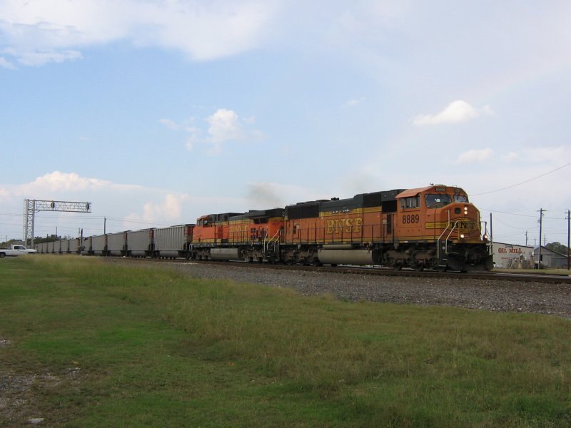 Die BNSF Loks 8889 und 5637 mit einem Gterzug am 21.11.2007 in Sealy (bei Houston, Texas).