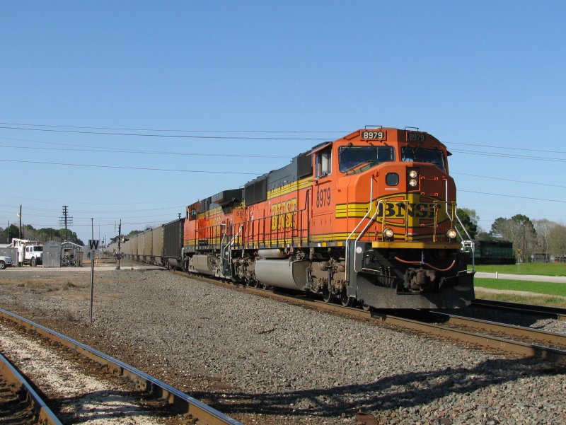 Die BNSF Loks 8979 (SD70MAC) und 5626 (Dash 9) mit einem Kohlezug in Sealy (bei Houston, Texas). Am Zugschluss schoben noch zwei Loks nach.