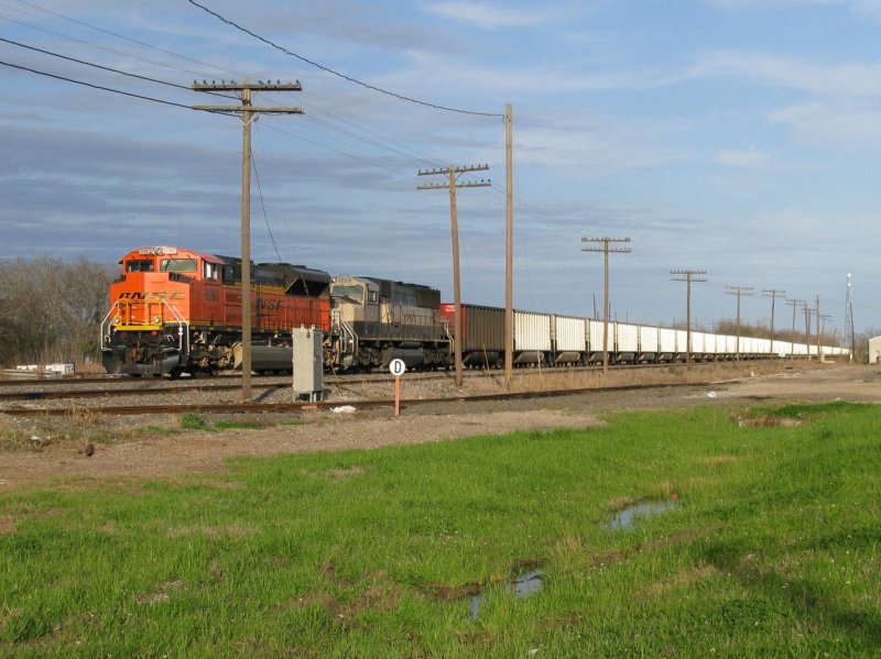 Die BNSF Loks 9390 (SD70ACe) und 9496 (SD70MAC) mit einem leeren Kohlezug am 19.2.2008 in Rosenberg (bei Houston, Texas). Am Zugschluss schoben noch zwei SD70MAC der BNSF nach.
