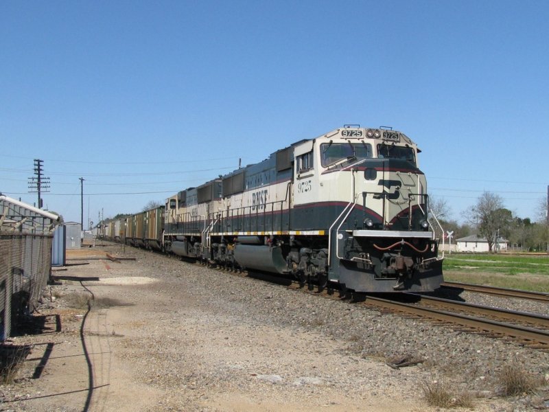 Die BNSF Loks 9609 und 9725 mit einem Gterzug am 27.2.2008 in Sealy (bei Houston, Texas). Beide Loks sind SD70MAC und beide Loks tragen noch die BN Lackierung.