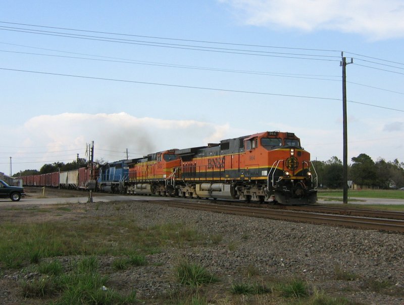 Die BNSF Loks 964 und 5450 bespannen gemeinsam mit der CEFX Lok 3423 einen Gterzug. Aufgenommen am 21.11.2007 in Sealy (bei Houston, Texas).
