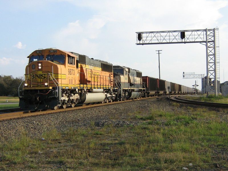 Die BNSF Loks 9873 und 9489 mit einem Gterzug am 21.11.2007 in Sealy (bei Houston, Texas).