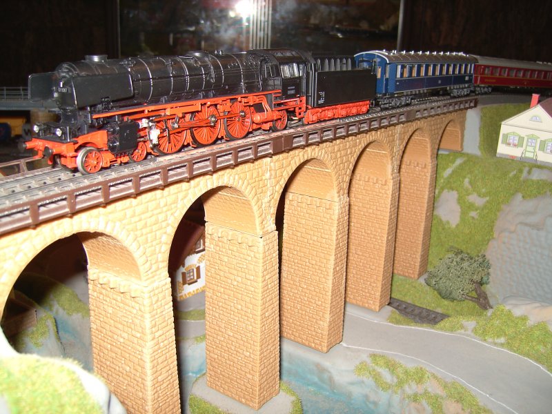 Die BR 01 10 mit dem DB F Zug auf dem Steinbogen Viadukt.