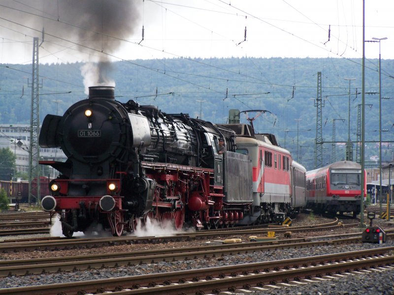 Die Br. 01 1066 fuhr am 1.September 2007 mit einer angebgelten E-Lok der bb im Schlepptau, als SDZ von Stuttgart Hbf nach Passau Hbf. Hier bei der Ausfahrt aus dem Bahnhof Aalen.