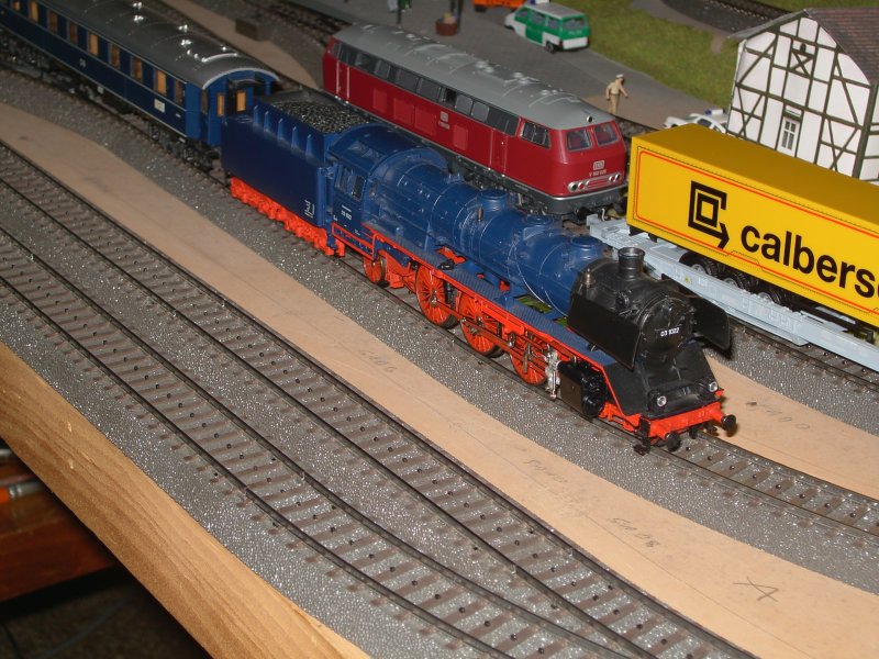 Die BR 03 1022 mit einem F-Zug un eine 216 mit einem Gterzug im Bahnhof.