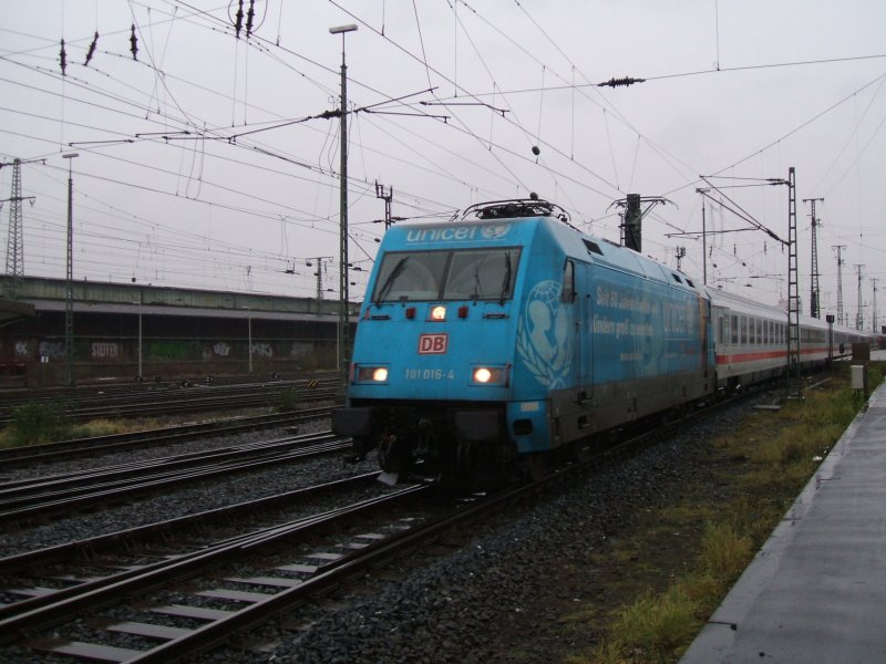 Die BR 101 016-4  Unicef  mit IC 2115 nach Stuttgart verlsst mit FL den Dortmunder Hbf.,Dank an den Lokfhrer.(06.12.2007) 