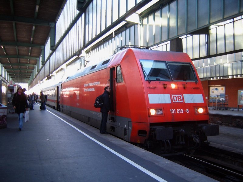 Die BR 101 019-8 mit einem InterCity im Stuttgarter HBF.