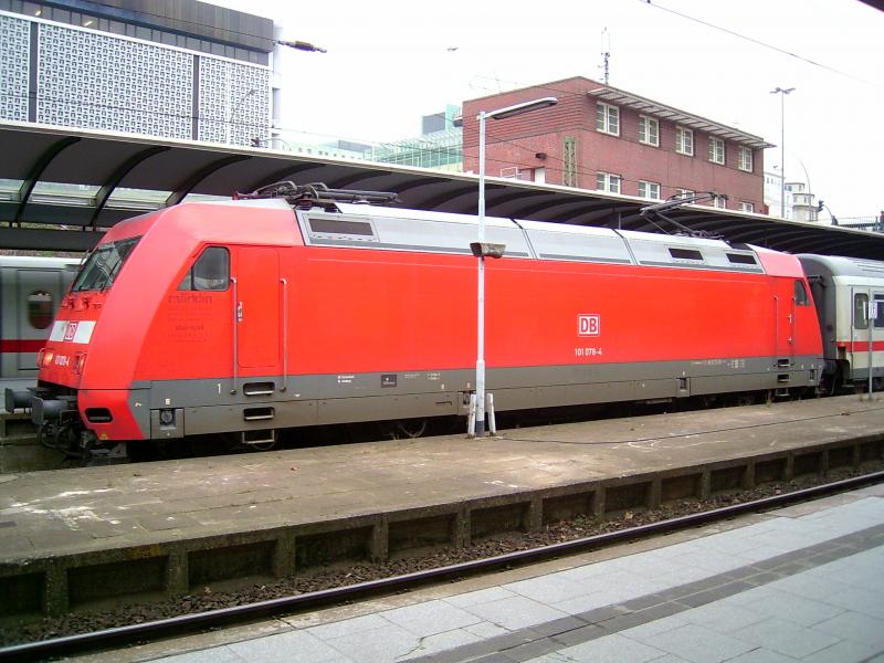 Die BR 101 078-4 vor einem IC am 24.01.2004 im Hamburger Hauptbahnhof.