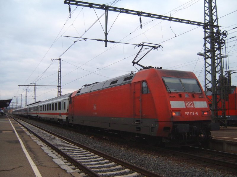 Die BR 101 118-8 am 08.03.07 auf Gleis 2 des Aalener Bahnhofs. Sie schob einen InterCity von Karlsruhe HBF nach Nrnberg HBF.