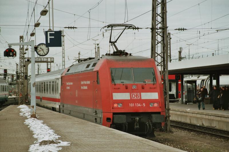 Die Br 101 134-5, am 20.12.03, bei der Ausfahrt aus dem Bahnhof Mnchen