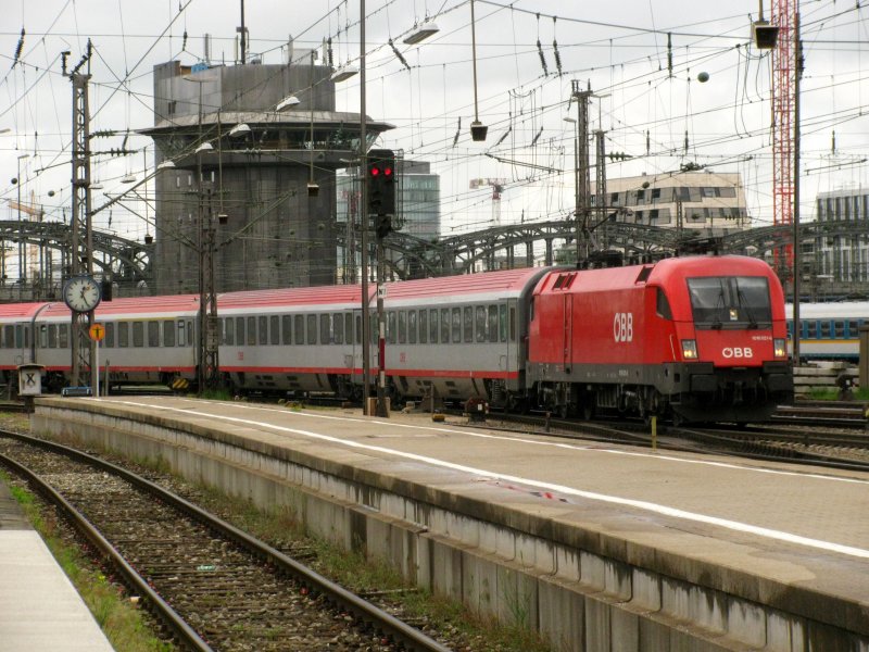 Die BR 1016 021 fhrt am 16.05.2009 in Mnchen Hbf ein.