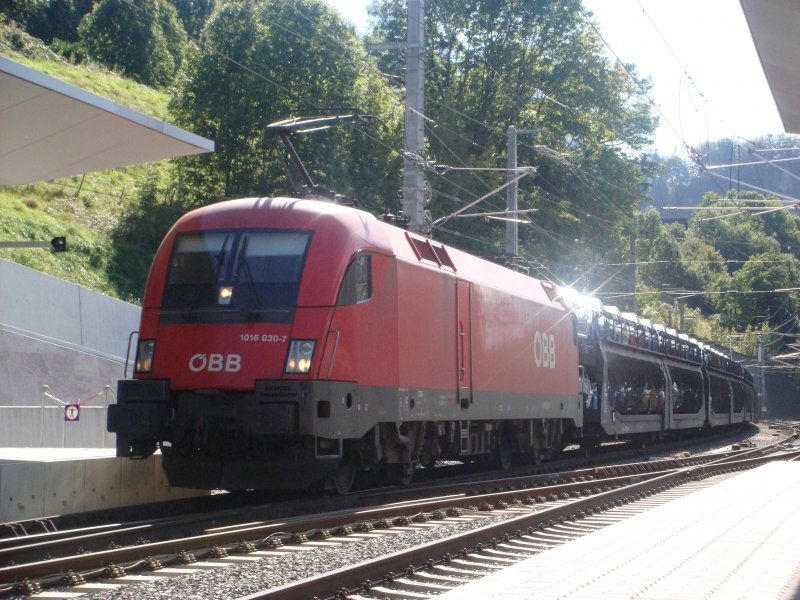 Die BR 1016 030-7 fhrt durch Feldkirch am 22.09.2007