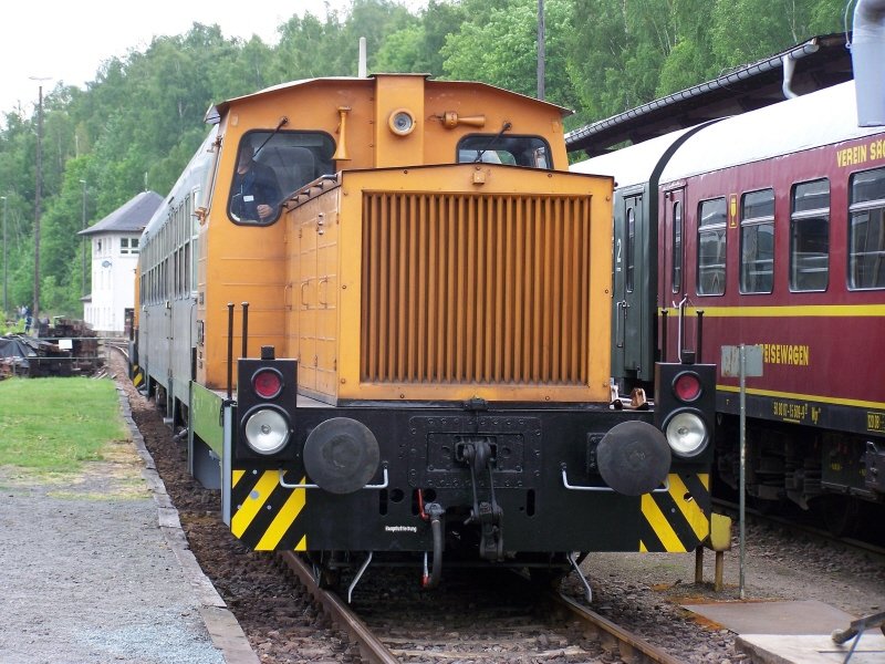 Die BR 102 131-0 mit dem Pendelzug auf dem Ausstellungs gelnde in Schwarzenberg. ( 17.05.07)
