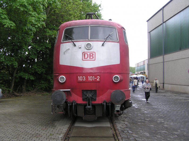 Die BR 103 101-2 am 14.05.2006 in Korbach.