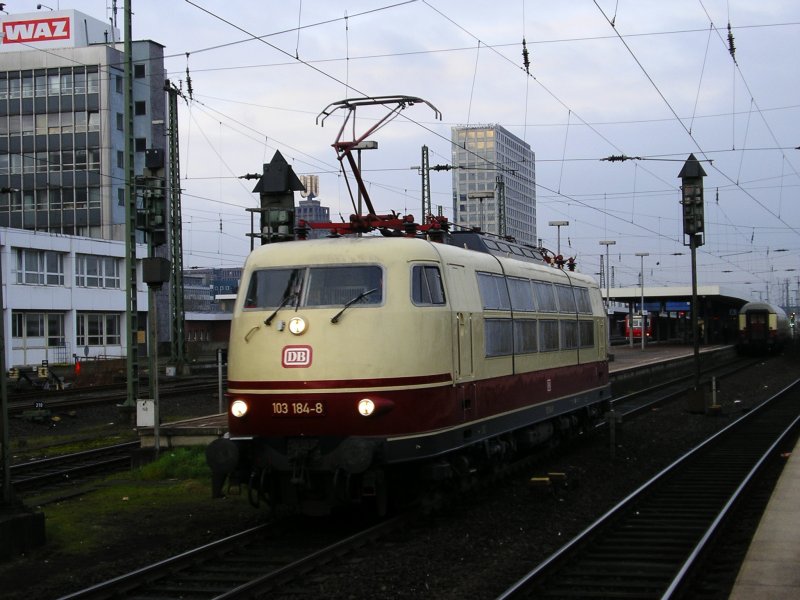 Die BR 103 184-8 kam mit dem  TEE RHEINGOLD vom Klner Bbf. leer nach Dortmund Hbf.,machte Kopf,fhrt als SZ 91303 von Dortmund Hbf. nach Basel - Domodossola (Stresa).(20.03.2008)