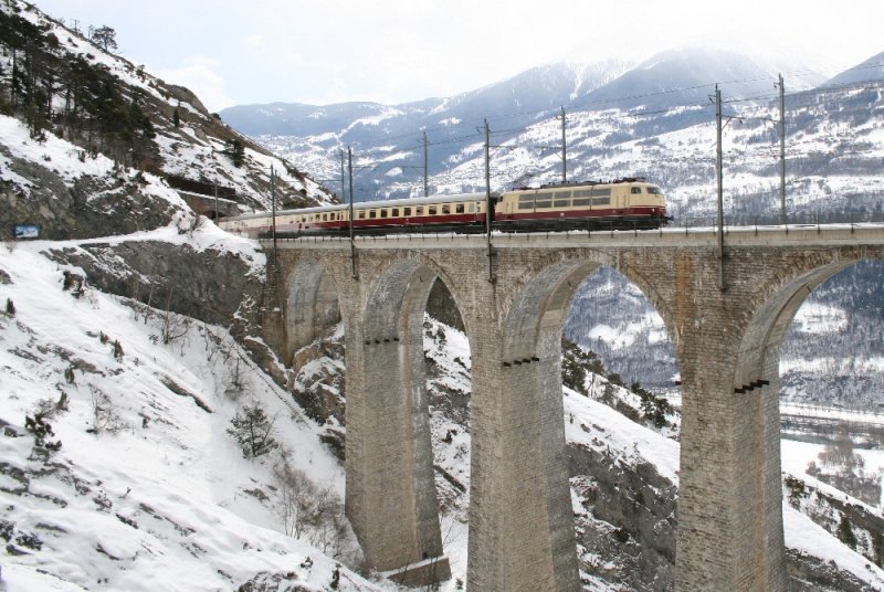 Die BR 103 184 am 25.3.2008 auf dem Viadukt bei Hohtenn