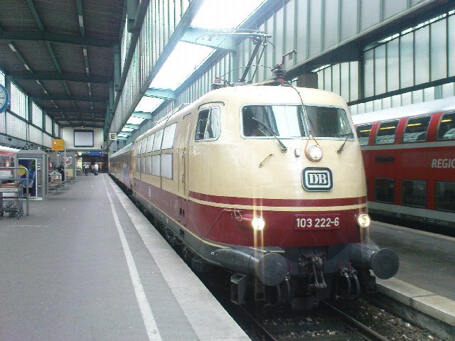Die Br 103 222 der DB Systemtechnik Minden steht mit ihrem Messzug im Stuttgarter Hbf. Das ist die einziger 103er die eine Zulassung fr 280 Km/h hat.