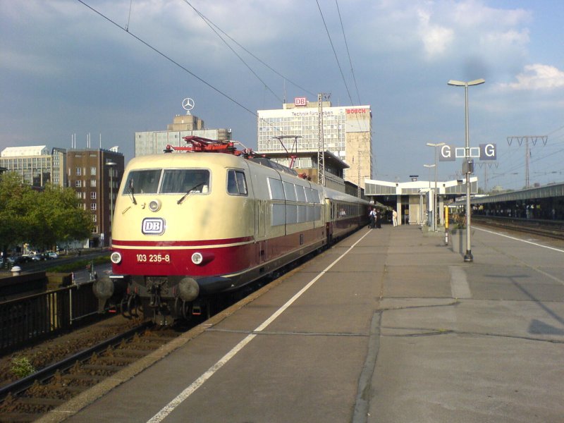 Die BR 103 235-8 mit TEE Rheingold 79801 am 25.04.2007 um 18:15 Uhr bei der Ausfahrt in Essen Hbf. Der Zug fuhr von Dresden nach Bonn.