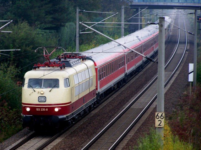 Die BR 103 235-8 berfhrte am 06.10.07 Personenwagen vom Schienenfahrzeugwerk Delitzsch nach Leipzig. 
