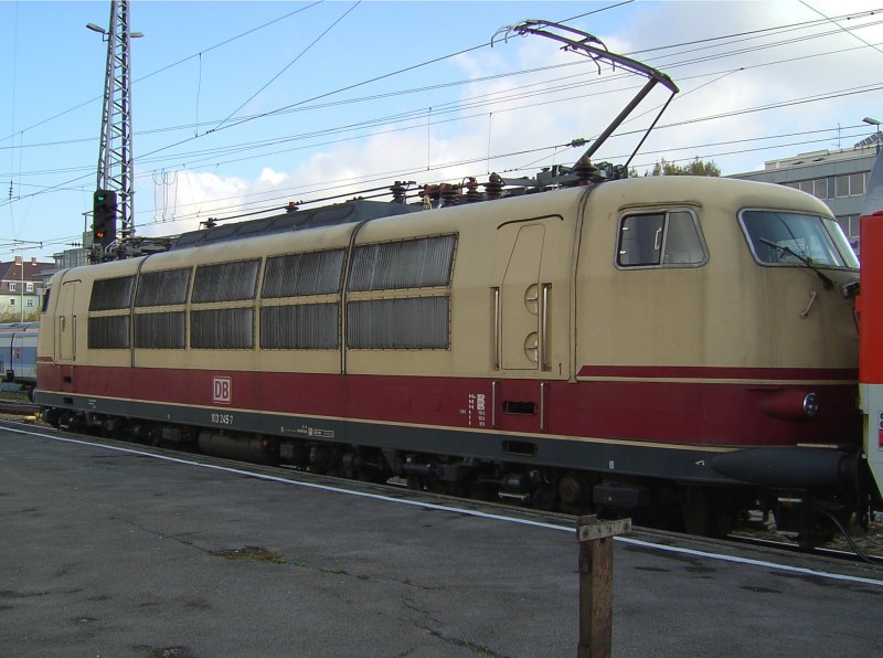 Die BR 103 245-7 mit dem Autoreisezug am 31.10.2007 in Mnchen Ost. 